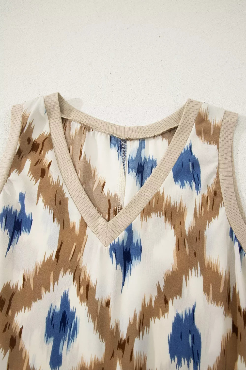 Women's midi dress in abstract print, v-neck sleeveless