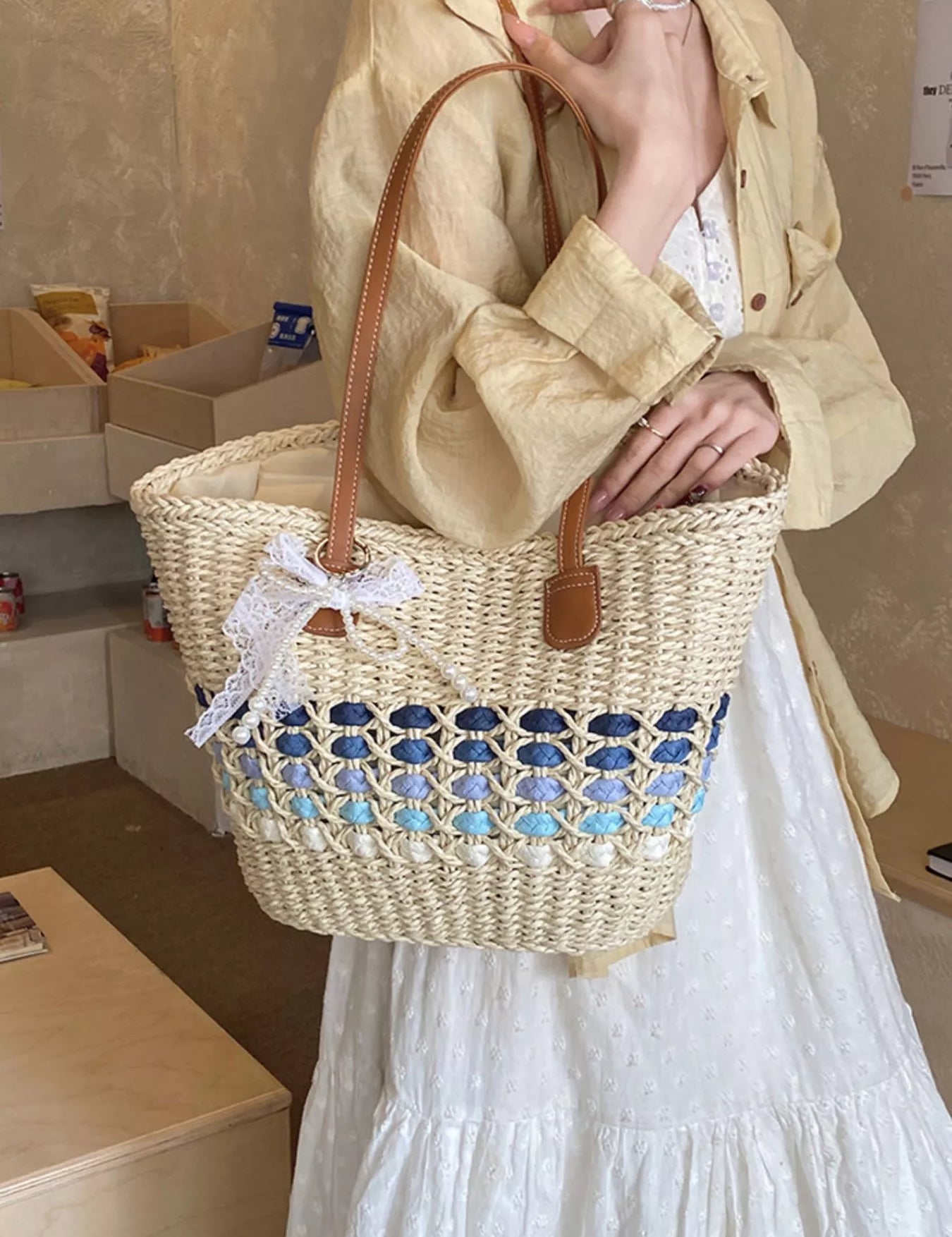 Women's Medium shoulder bag in woven straw, woven straw detail, blue