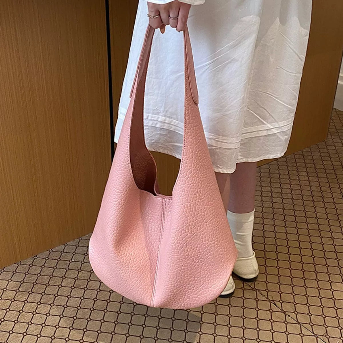 Women's Medium shoulder bag in vegan leather, textured detail, pink