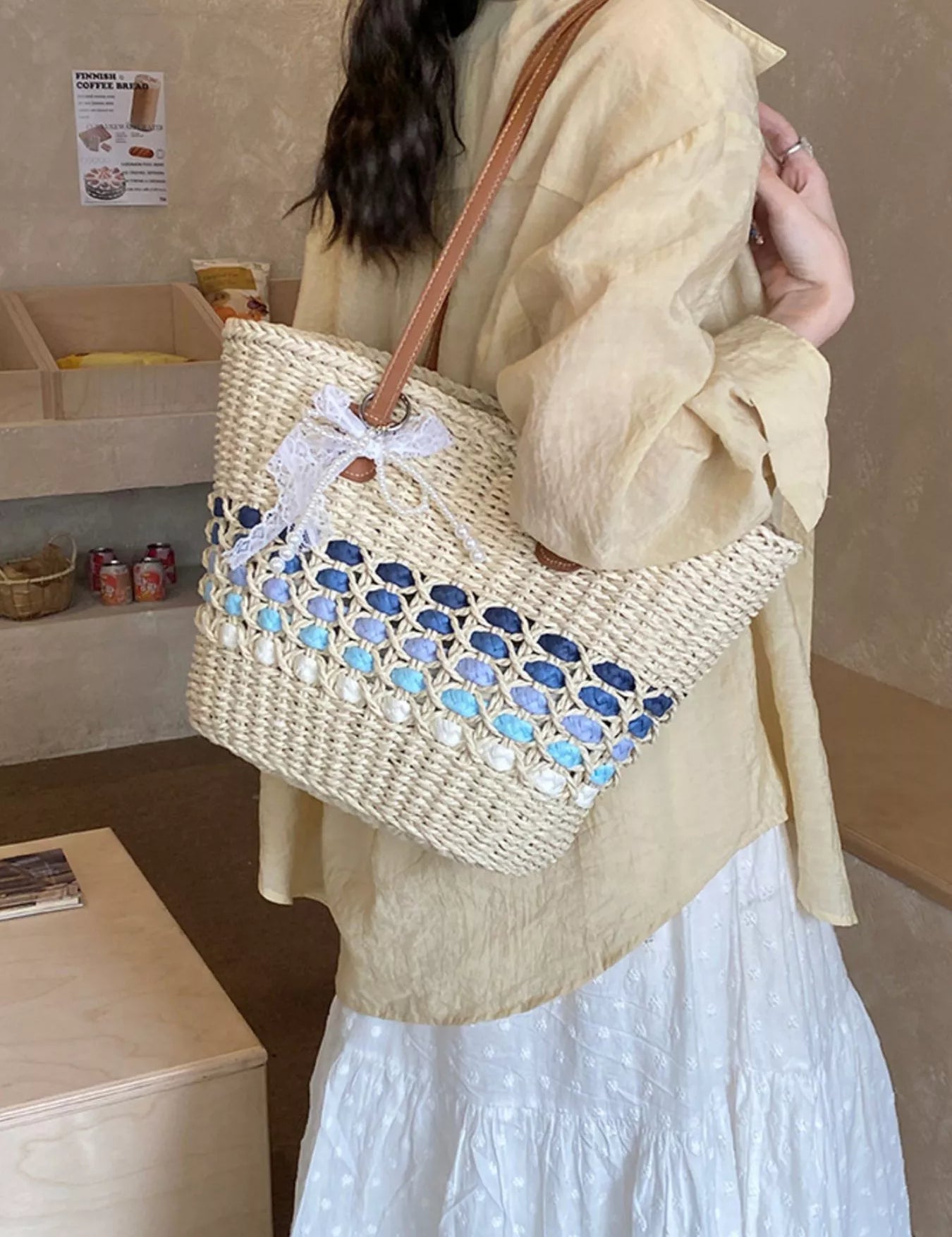 Women's Medium shoulder bag in woven straw, woven straw detail, blue