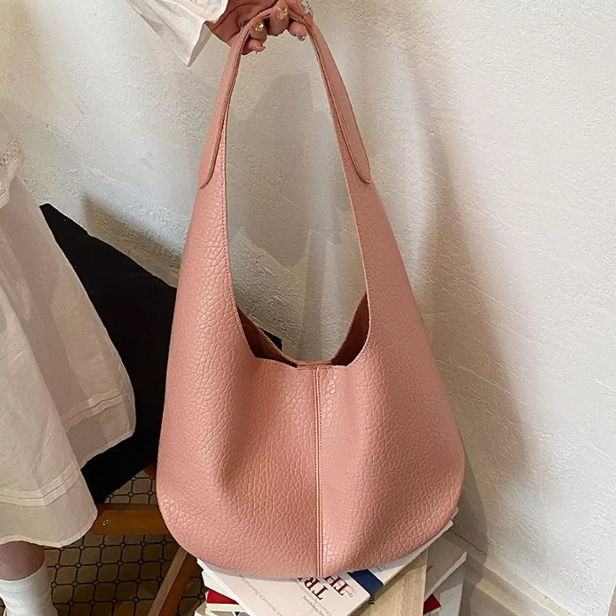 Women's Medium shoulder bag in vegan leather, textured detail, pink