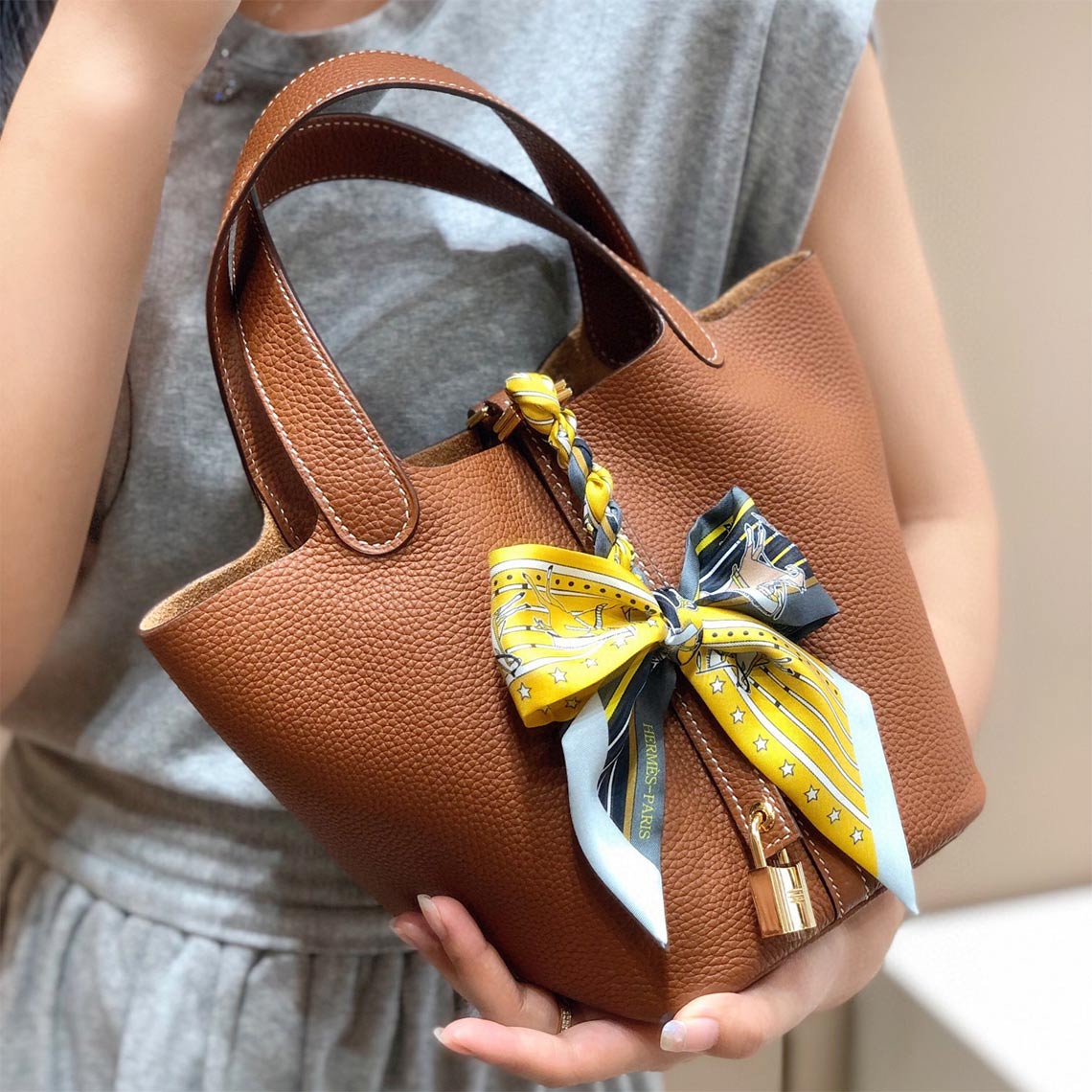 Leather-handbag-1_a5ac8e2b-c7e1-4e0b-8915-32555c92e849.jpg