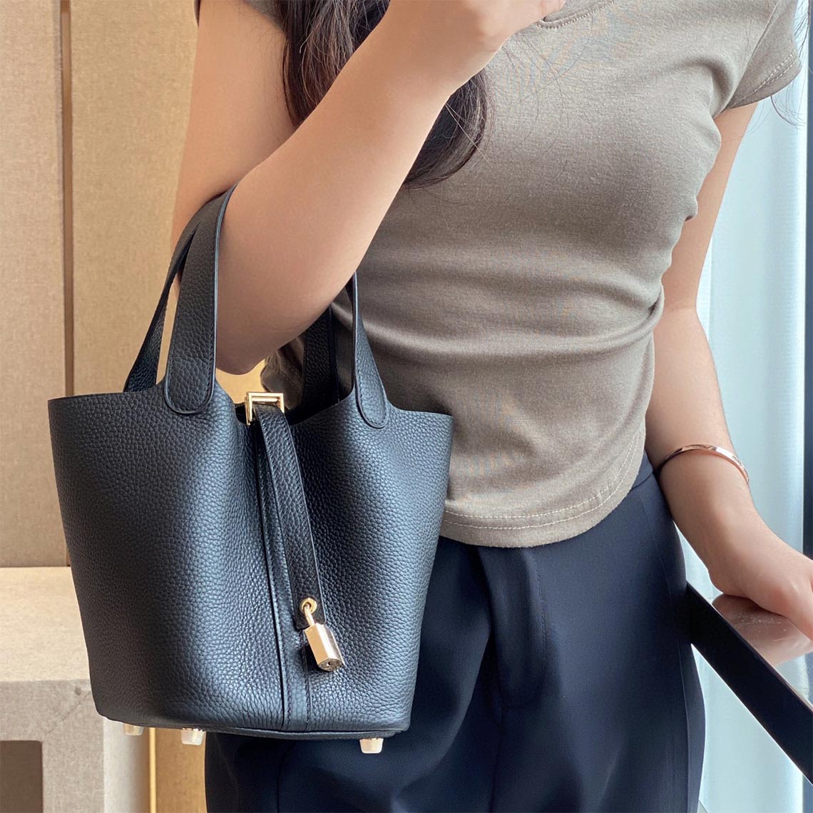 Leather-handbag-3_85ec81f1-26ad-40a8-91b6-937d6cac7c2c.jpg