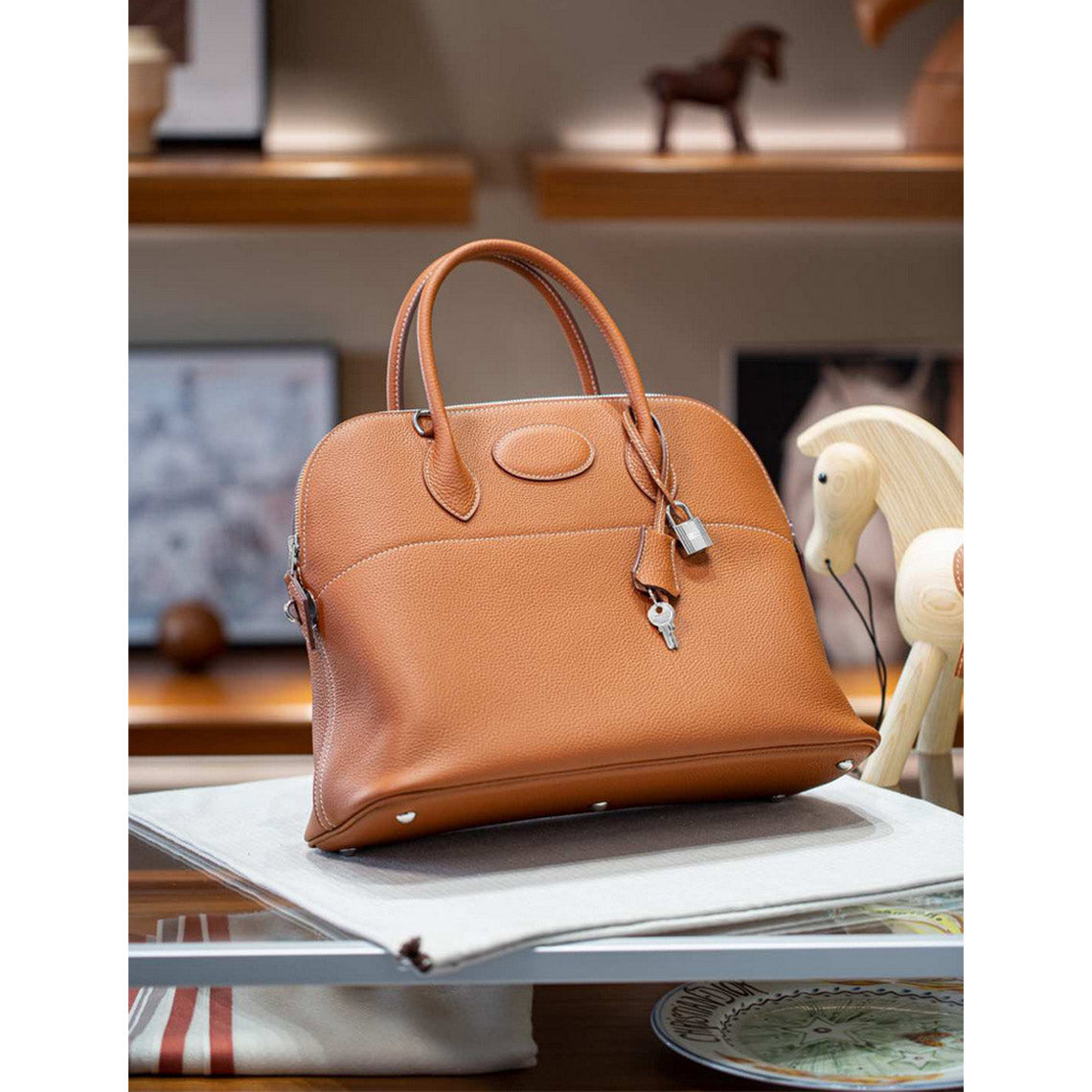 Leather-handbag-7_3b8b3c63-8b8d-4688-9e5b-cd3b1d182931.jpg