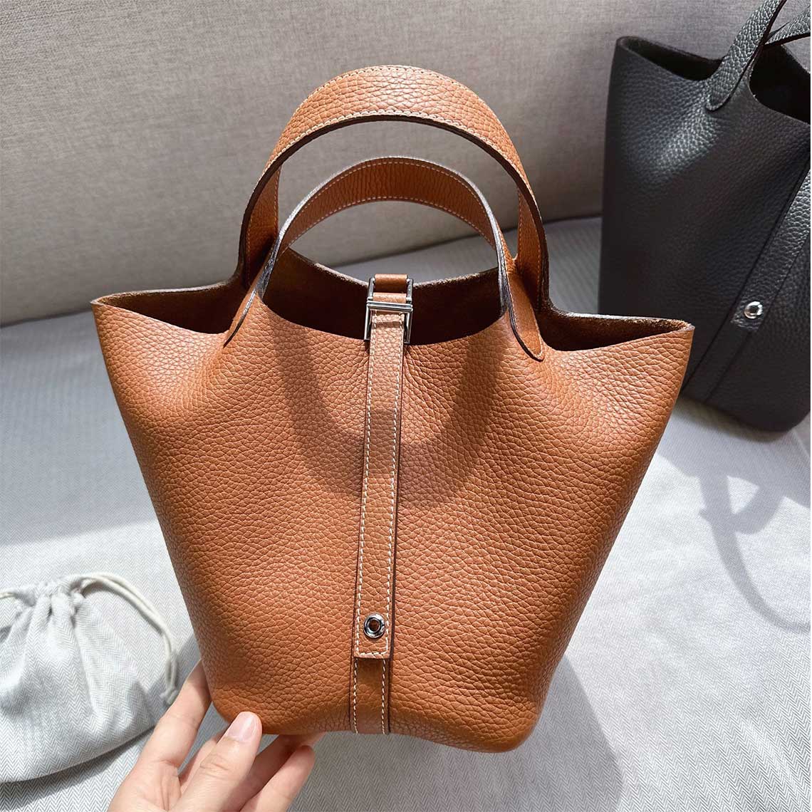 Leather-handbag_109bc01d-ecef-4f81-bfde-eb1ae88f70f6.jpg