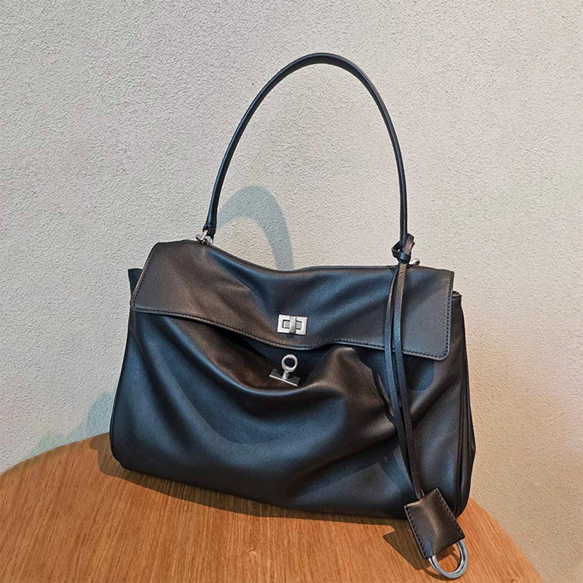 Leather-shoulder-bag-2_6fde6a74-c6da-4ccd-ab04-196880264f3d.jpg