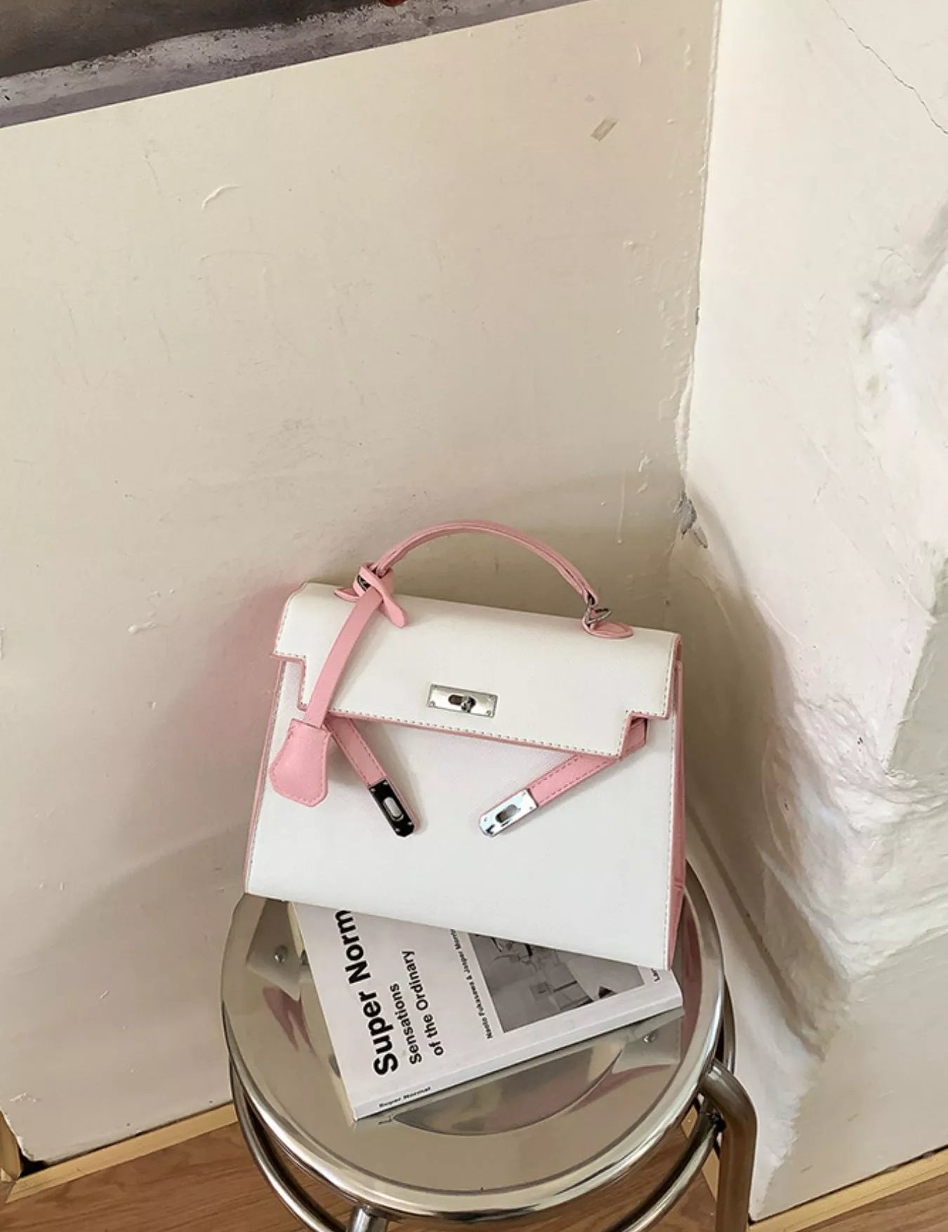 Women's Small top-handle crossbody bag in vegan leather, contrast trim detail, white, pink