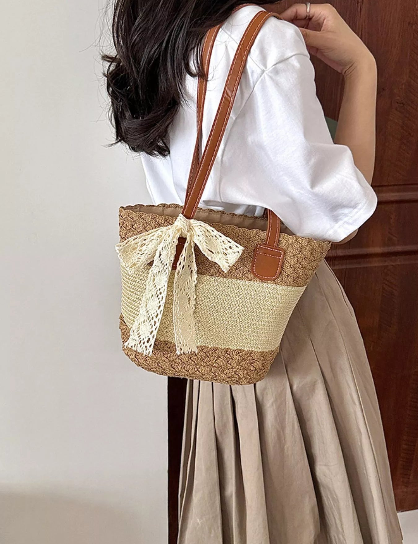 Women's Medium shoulder bag in woven straw, woven straw detail, caramel