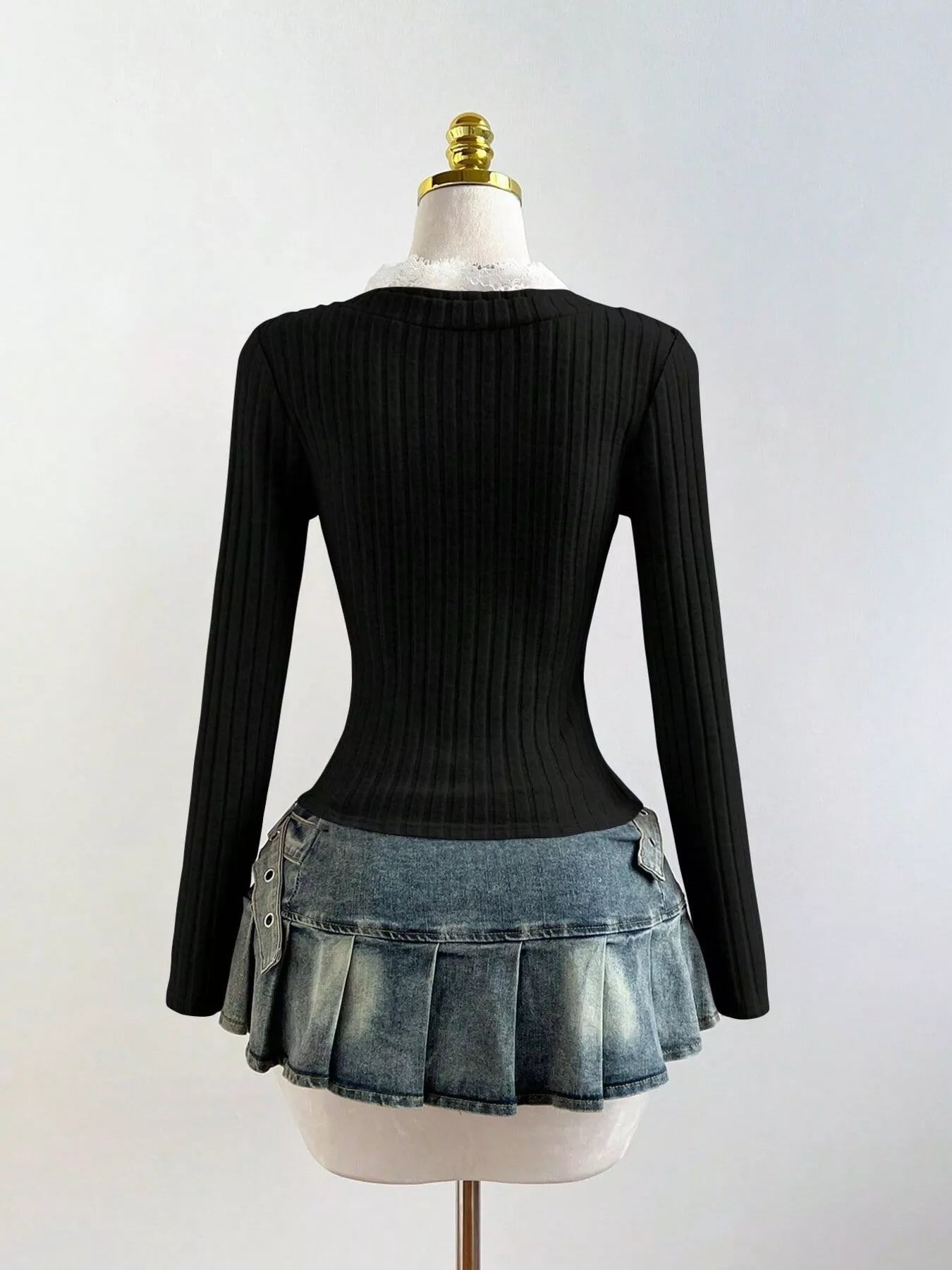 Lace Trim V-Neck Tee – Refined Knit Detail – Chaotic Fashion